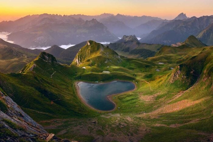 Le lac du Montanon et son lac en forme de cœur