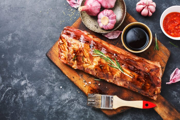 Côtes de porc crues dans une marinade aux épices