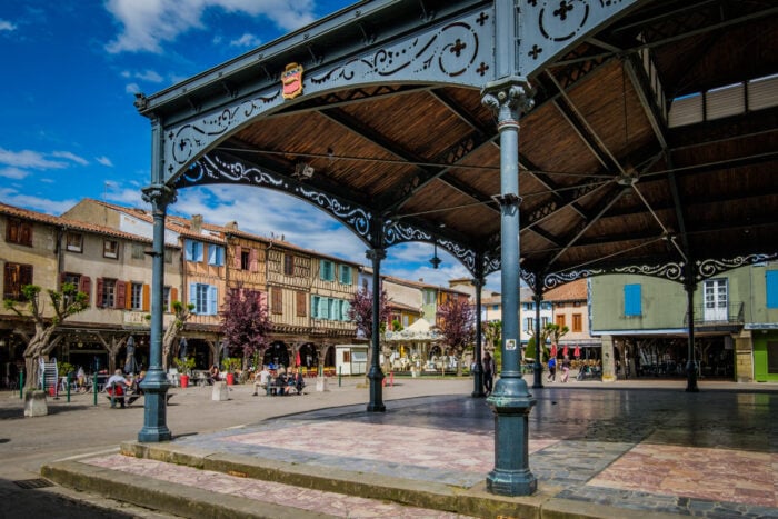 Les halles et les maisons médiévales à colombages sur la place principale de Mirepoix, dans le sud de la France.