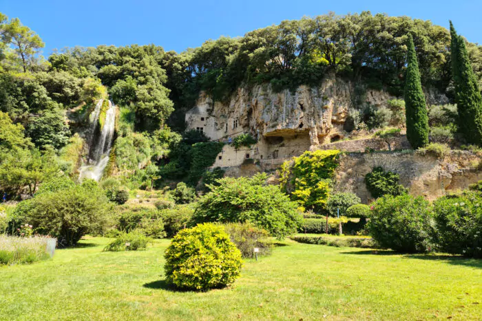 Les grottes troglodytiques de Villecroze et sa cascade