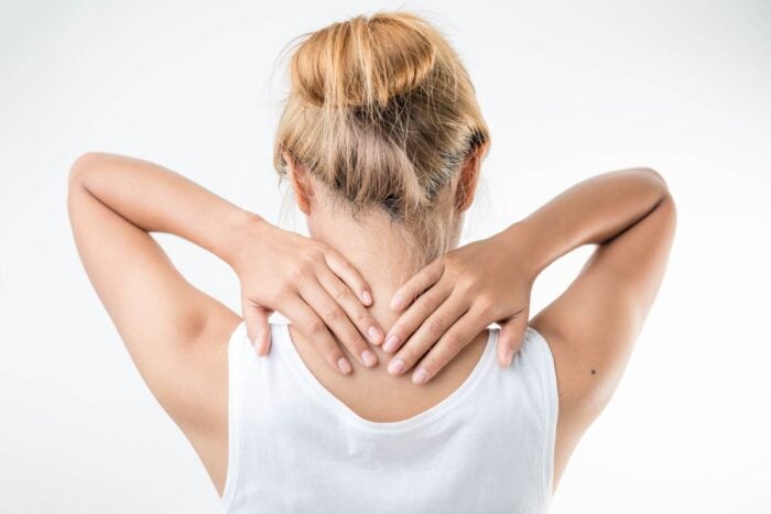 Jeune femme en train de se faire un auto massage de la nuque