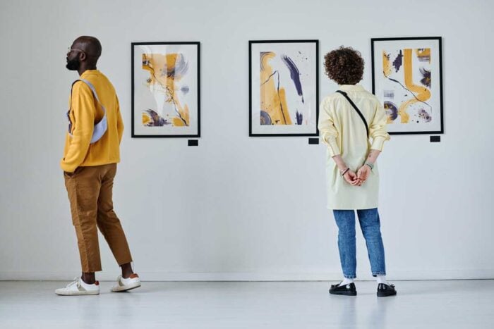 Jeunes visiteurs dans un musée