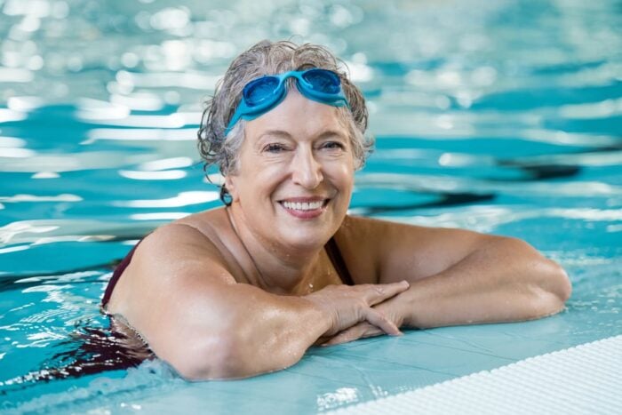Femme âgée dans une piscine