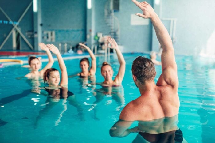 Cinq personnes dans une piscine en seance de gym