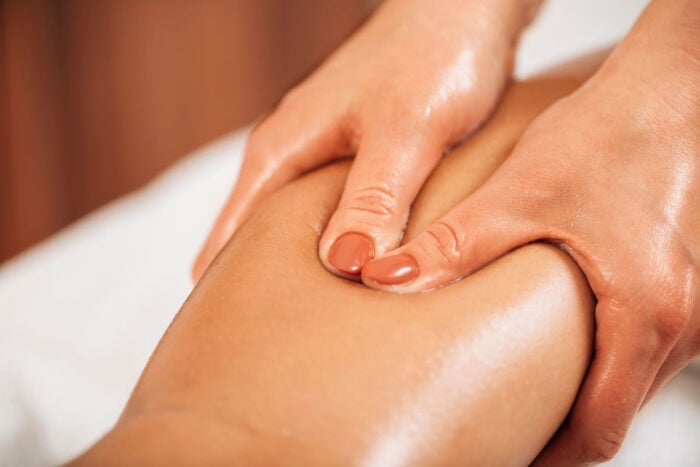 Massage d'une jambe