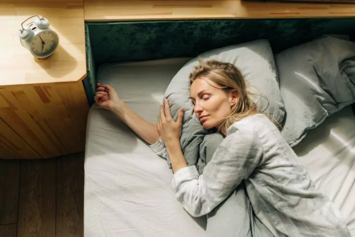Femme endormie dans un pyjama en lin 