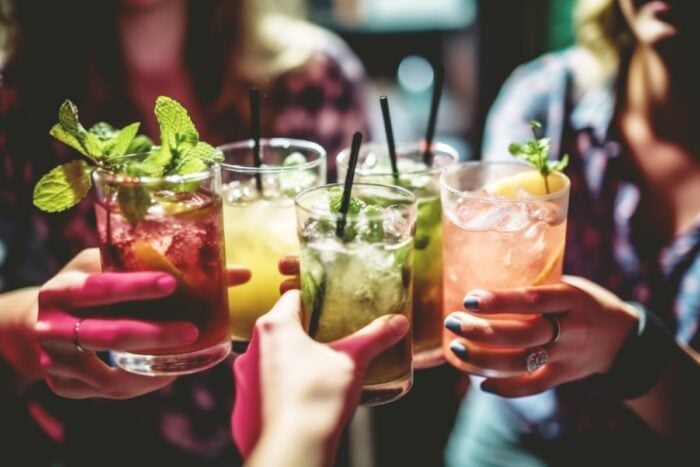 Personnes en train de trinquer avec des Mocktails à l'apéritif
