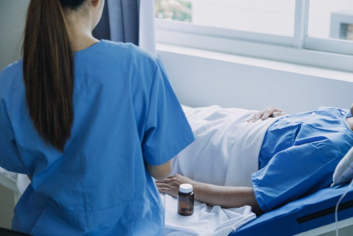infirmière au chevet d'un patient à l'hôpital