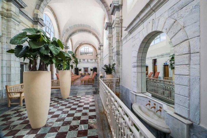 Hall avec arcades et plantes aux Thermes de Barèges