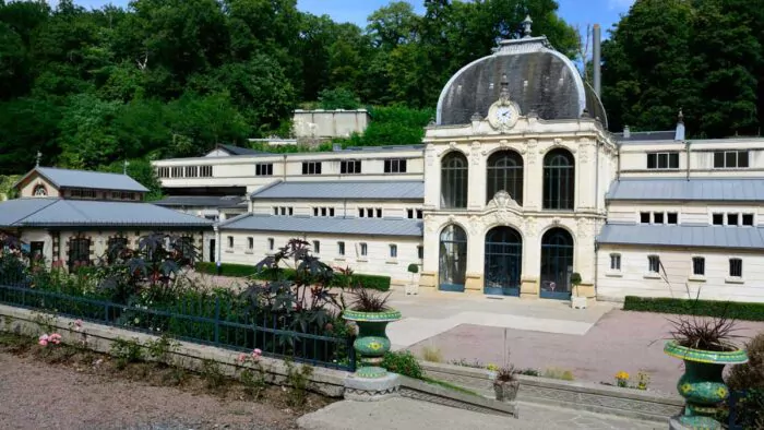Façade extérieure des thermes de Saint-Honoré-les-Bains
