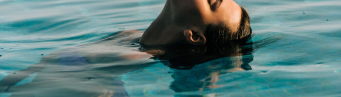 femme flottant dans une piscine