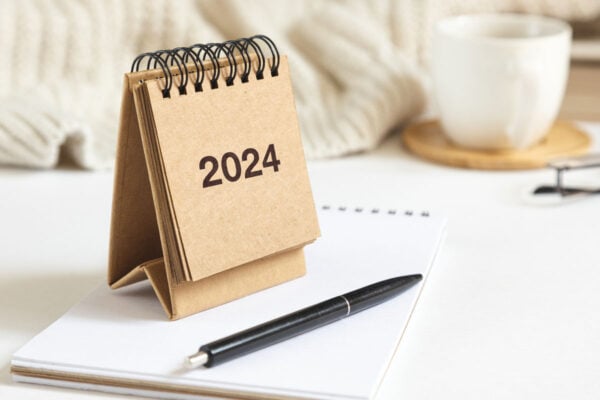 Calendrier année 2024 posé sur une table