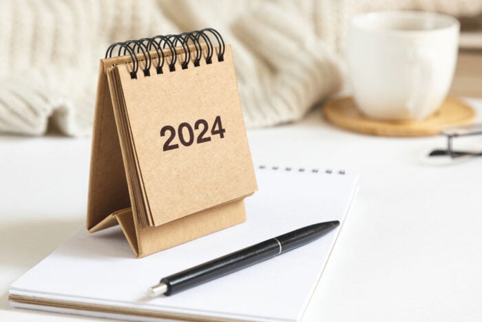 Calendrier année 2024 posé sur une table