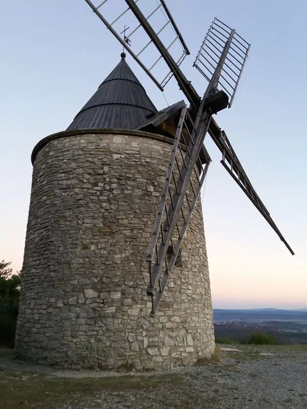 Vue rapprochée du Moulin à vent à Montfuron ©OTC DLVA