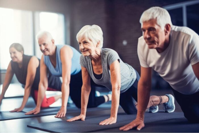 Groupe de séniors pratiquant de l'activité physique adaptée
