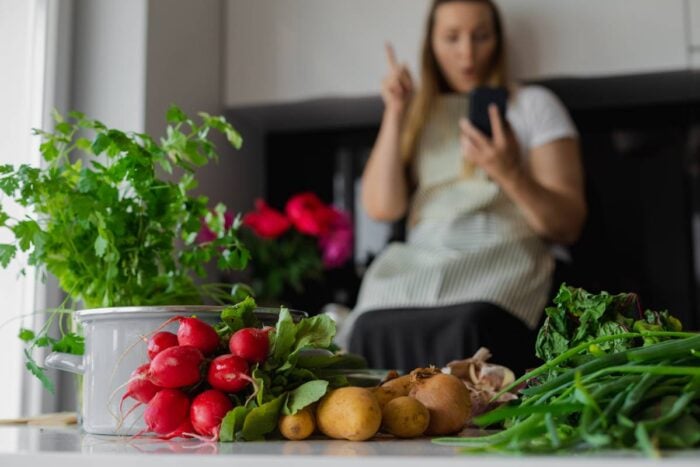 Légumes posés sur un plan de travail évoquant une cuisine équilibrée