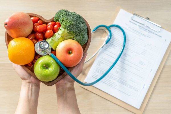 Panier de fruits et légumes avec stéthoscope illustrant la santé