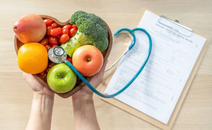 Panier de fruits et légumes avec stéthoscope illustrant la santé