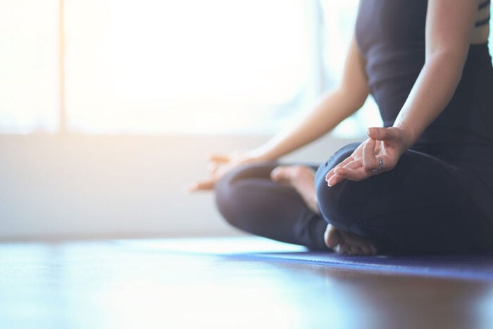 Femme assise en position de méditation