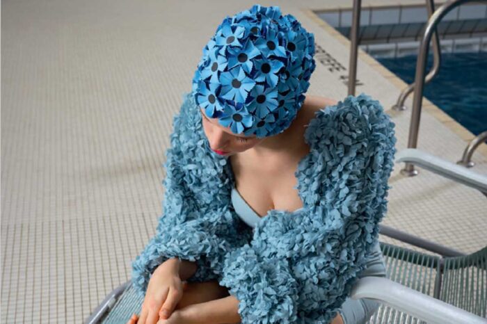Femme au bord d'une piscine portant un bonnet de bain de la marque wimex