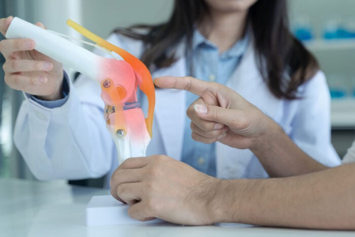 Médecin expliquant l'arthrose du genou à un patient
