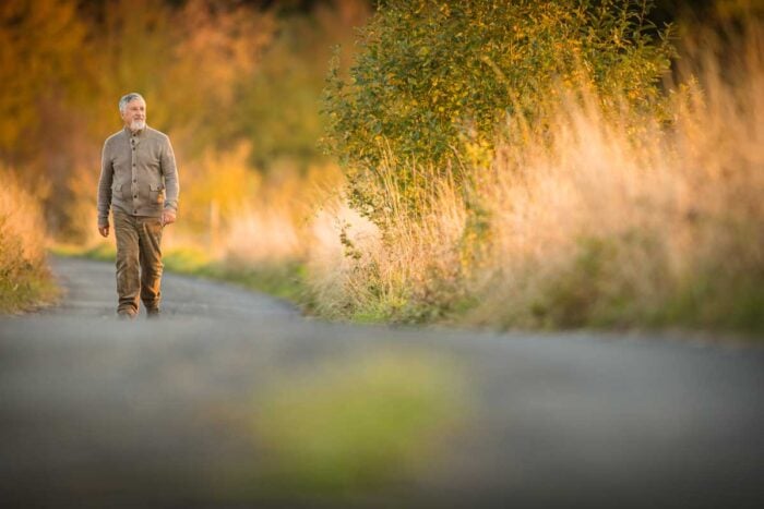 Homme marchant sur une route