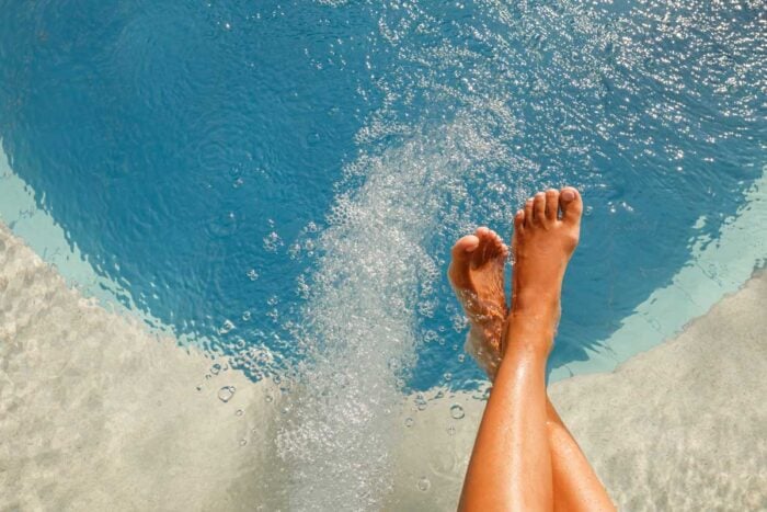 Jambe croisées au dessus d'un bassin