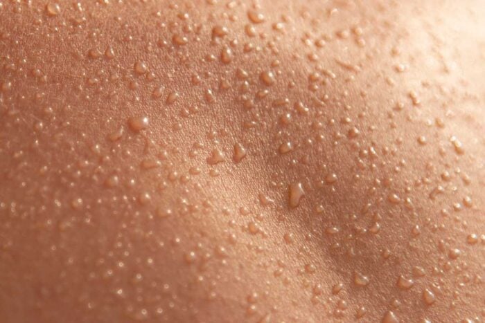 Gouttes d'eau sur la peau