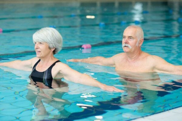 Couple de curistes en activité dans une piscine