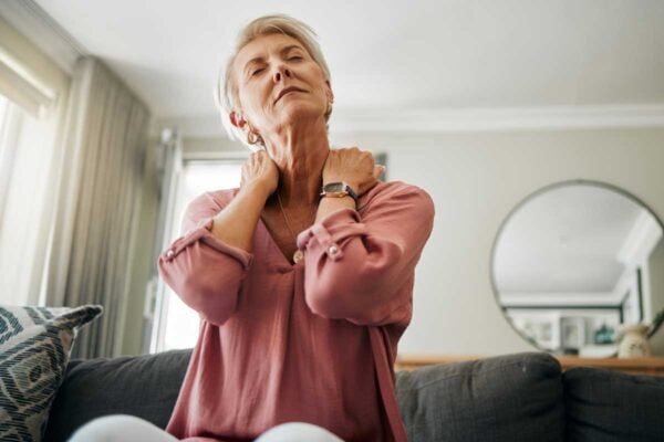 Femme souffrant de Fibromyalgie, se tenant la nuque