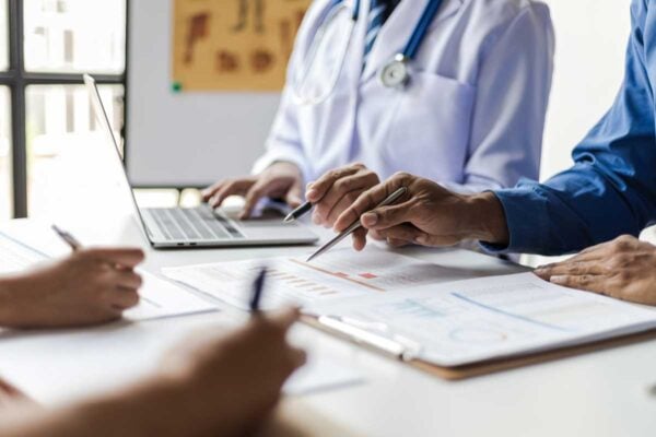 Docteurs et spécialistes en réunion pour mettre en commun des résultats d'une étude clinique