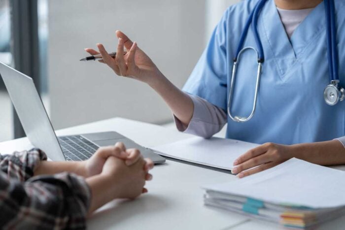 Consultation médicale entre un médecin et sa patiente