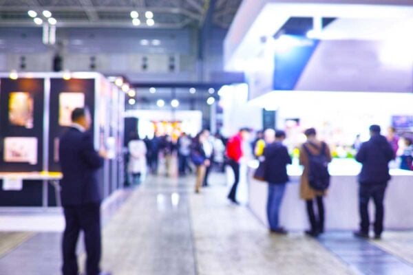 Vu d'un salon organisé dans un parc des expositions