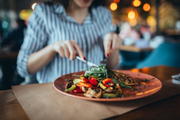 Femme mangeant au restaurant