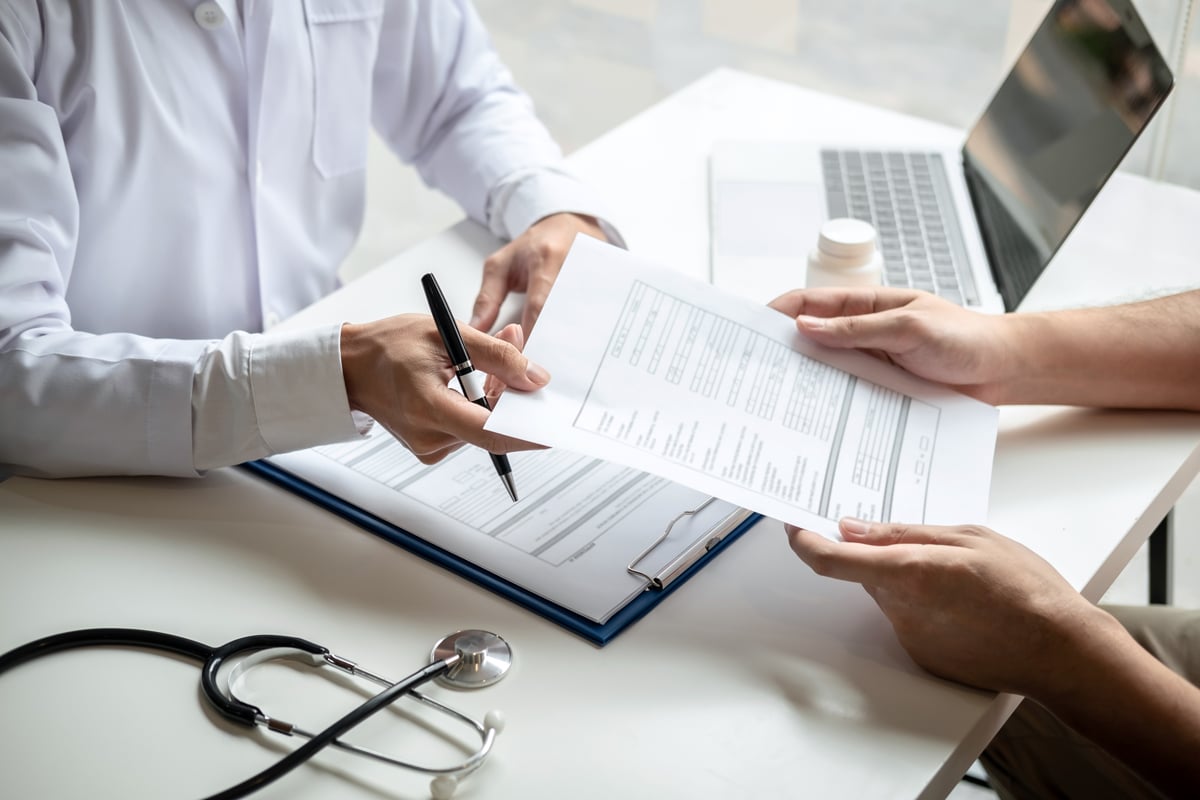 Entretien entre un médecin et son patient