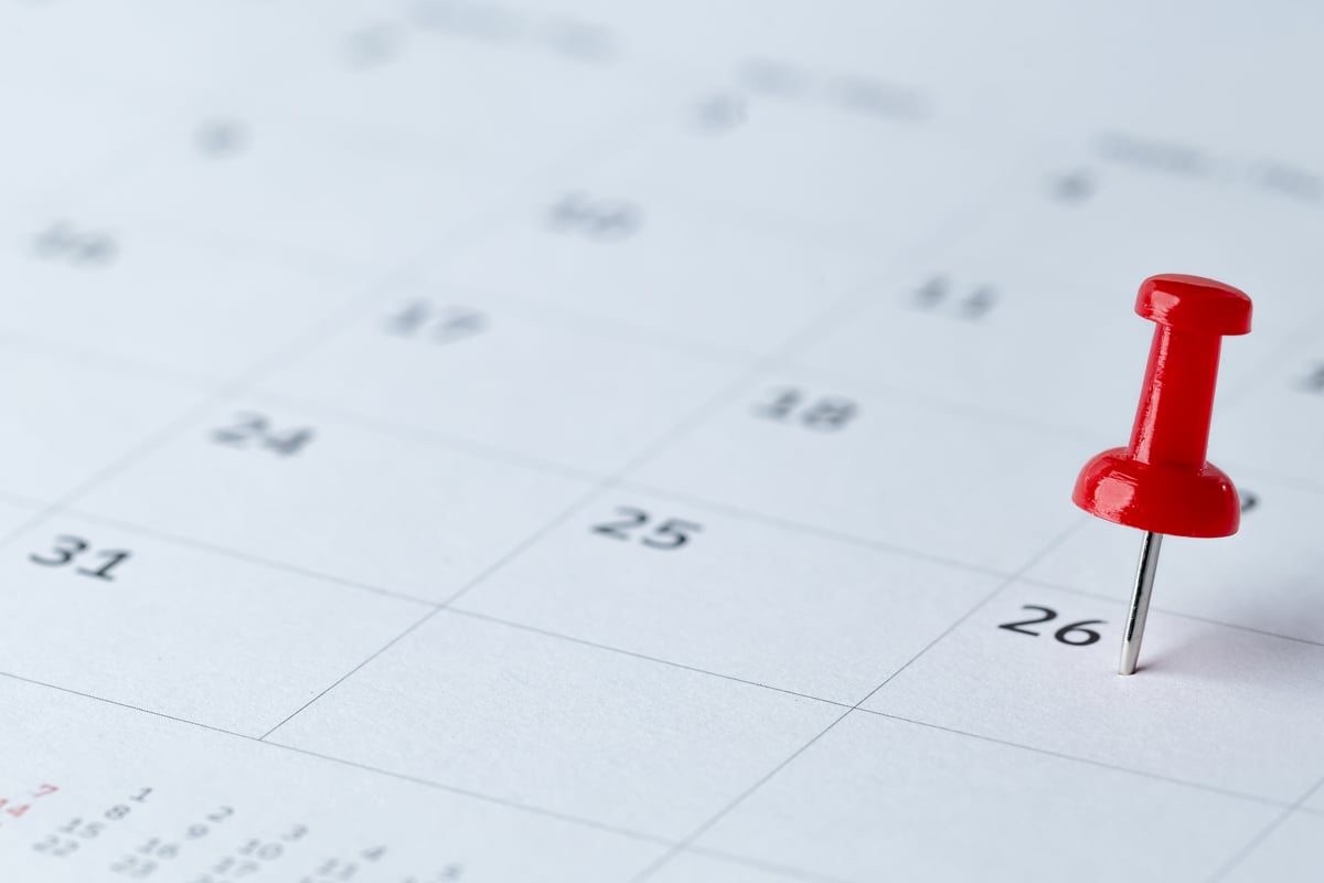 Punaise rouge plantée sur un jour d'un calendrier