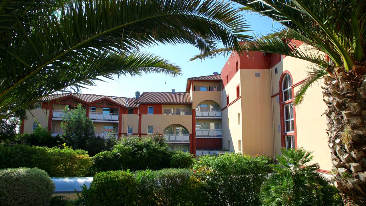Vue extérieure avec salon de jardin des thermes de Saubusse