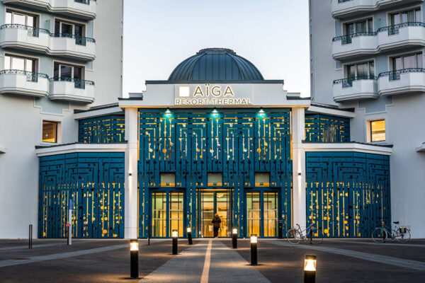 Vue façade extérieure d'Aïga Resort Thermal et Spa à Châtel-Guyon