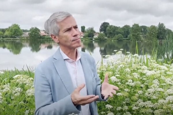 Dr Patrick Sichère en interview en extérieur