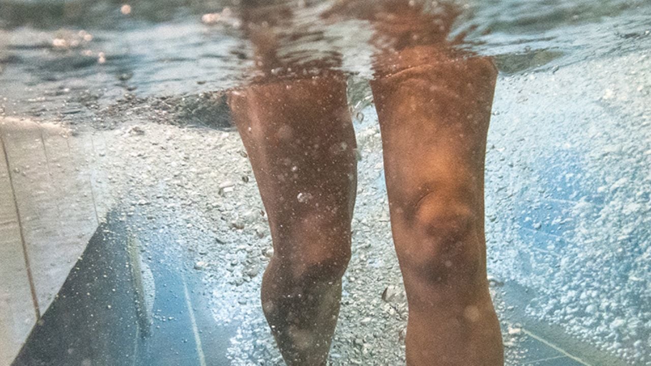 Soin thermal jambes dans couloir de marche aux thermes de Bagnoles de l'Orne
