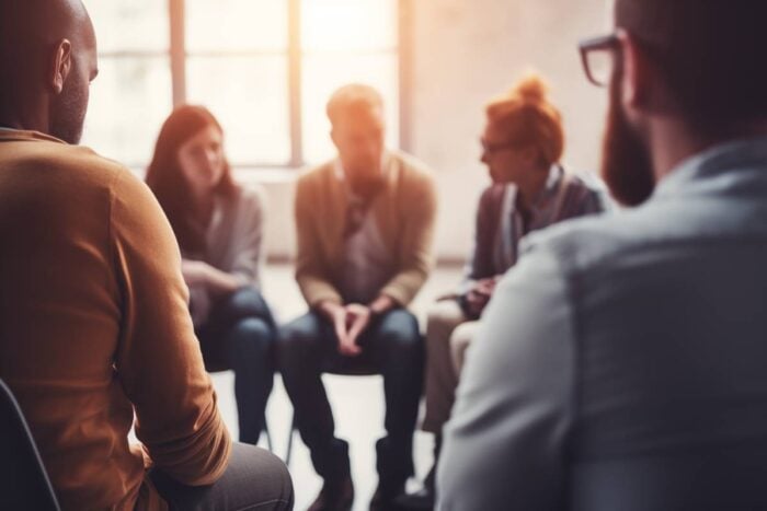 Hommes et femmes réunis en groupe de parole