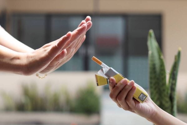 Mains refusant une cigarette