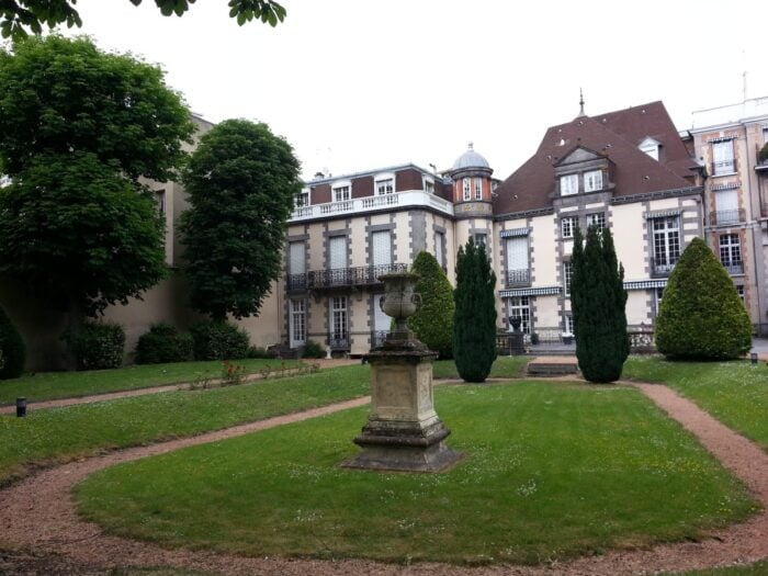 Vue extérieur par temps gris du Pavillon Sévigné à Vichy