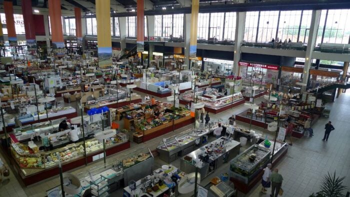 Intérieur du marché couvert de Vichy avec ses étals de commerces de bouche