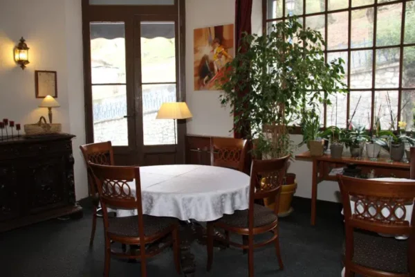 Table de la salle de restaurant avec vue exterieure hôtel de la source Capvern les Bains