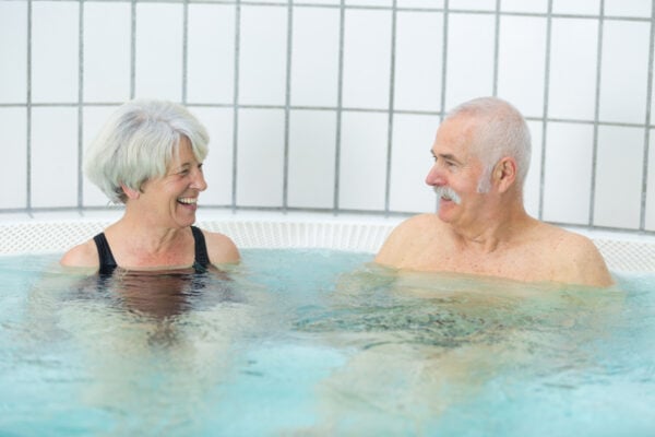Couple de curistes seniors dans un bassin intérieur