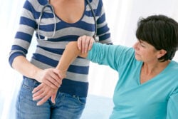 Consultation médicale d'une femme souffrant du coude