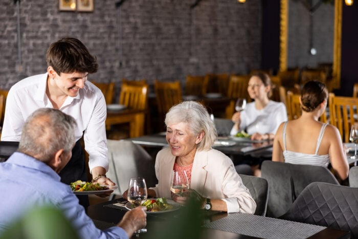 Un couple séniors mangeant au restaurant