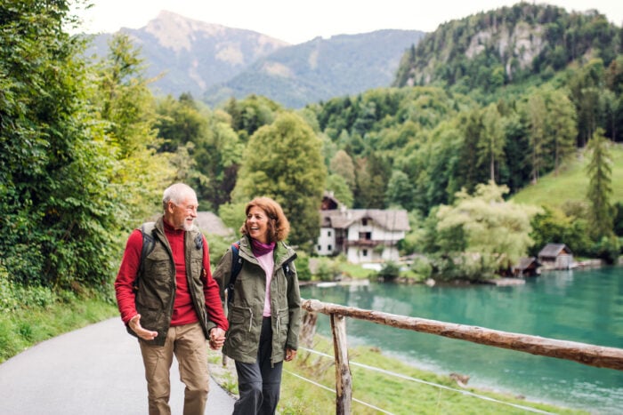 Un couple en balade dans un village