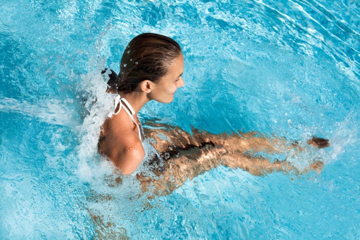 Jeune femme dans une piscine